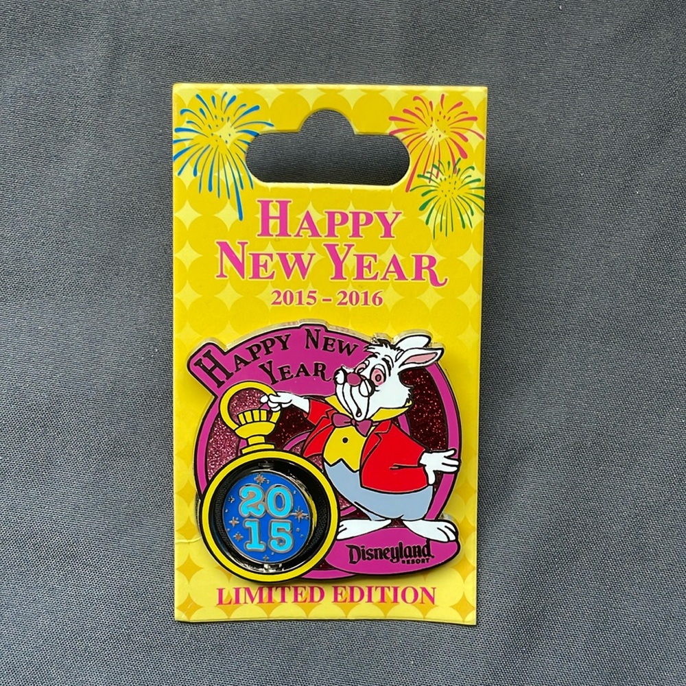 DLR - White Rabbit Happy New Year 2016 LE 3000 Pin.